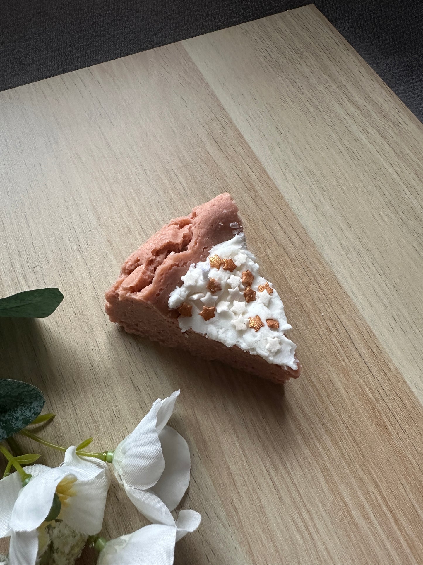 Kuchenstück mit Zuckerdekor